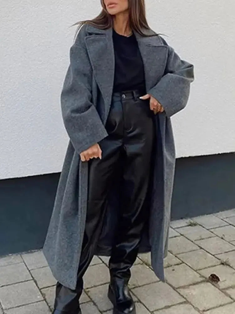 Lång dubbelknäppt damkappa med slag